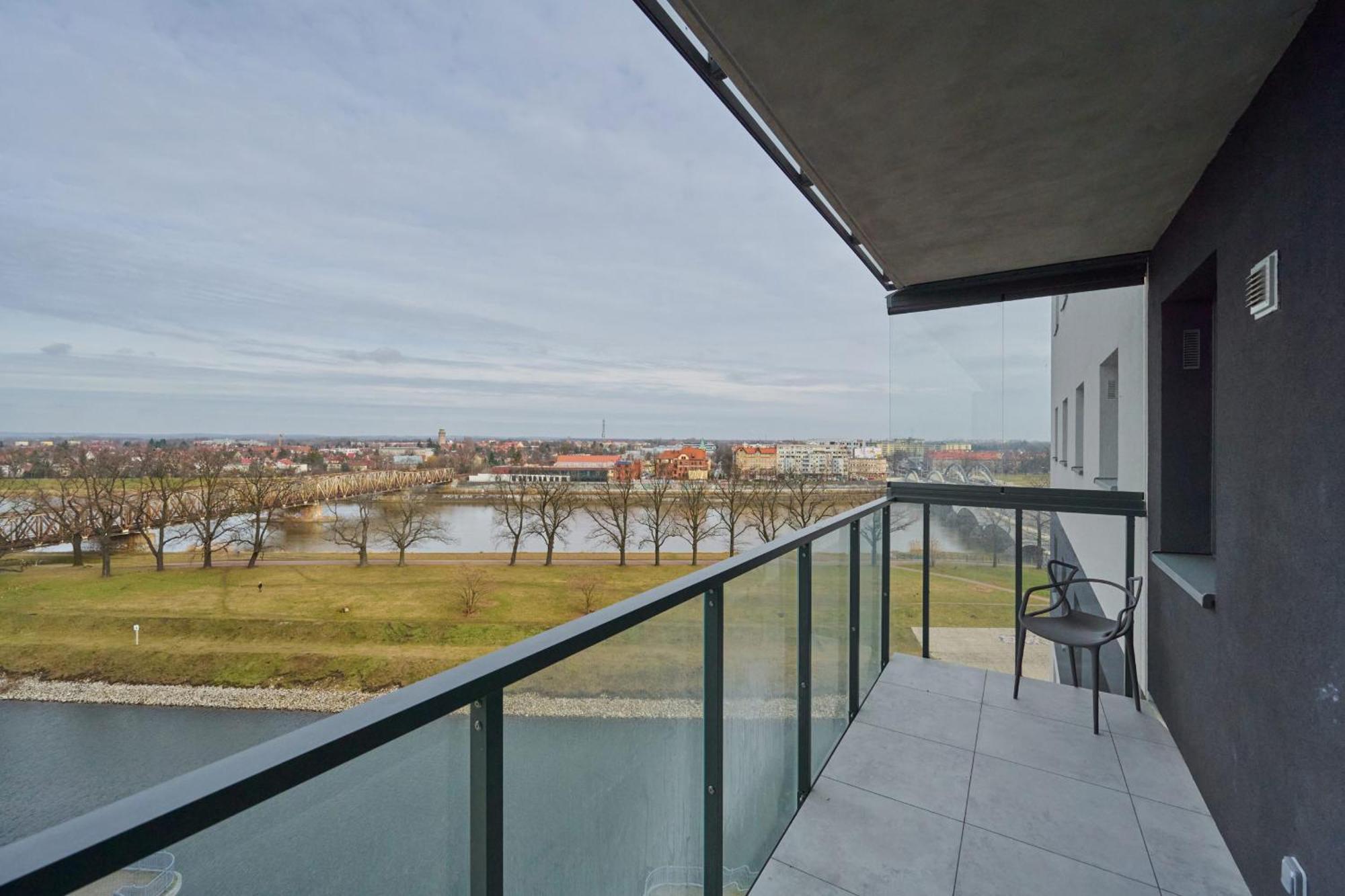 River View With Balcony & Free Garage By Renters *