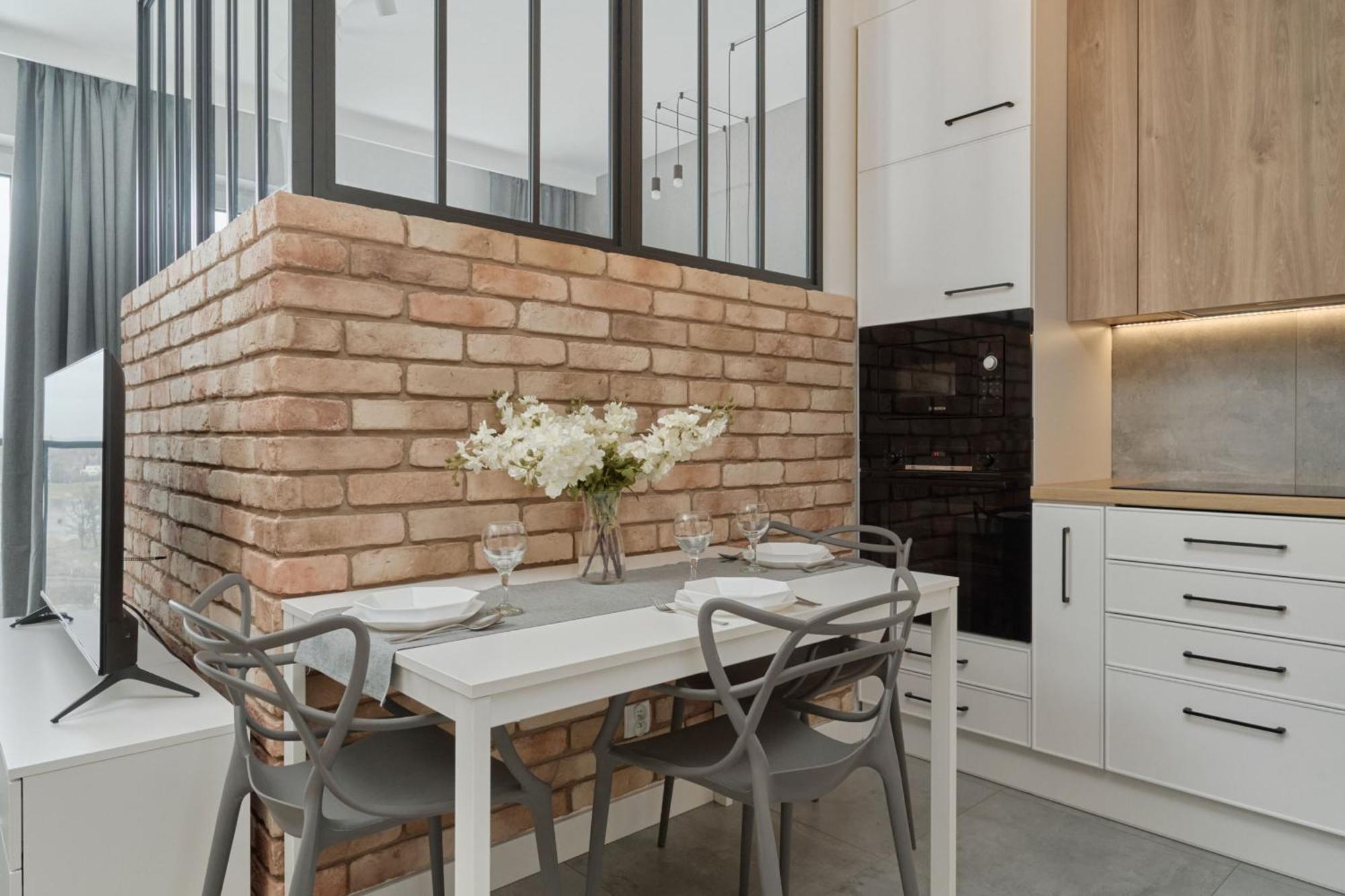 River View With Balcony & Free Garage By Renters *