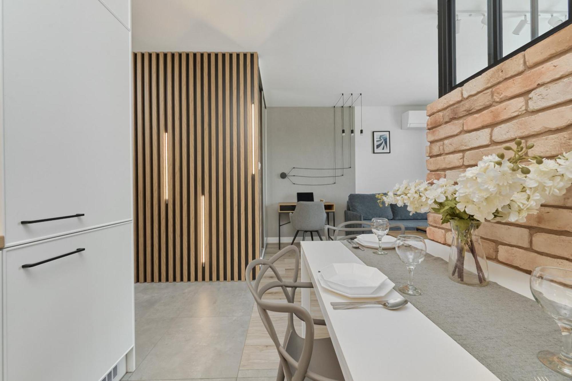 River View With Balcony & Free Garage By Renters