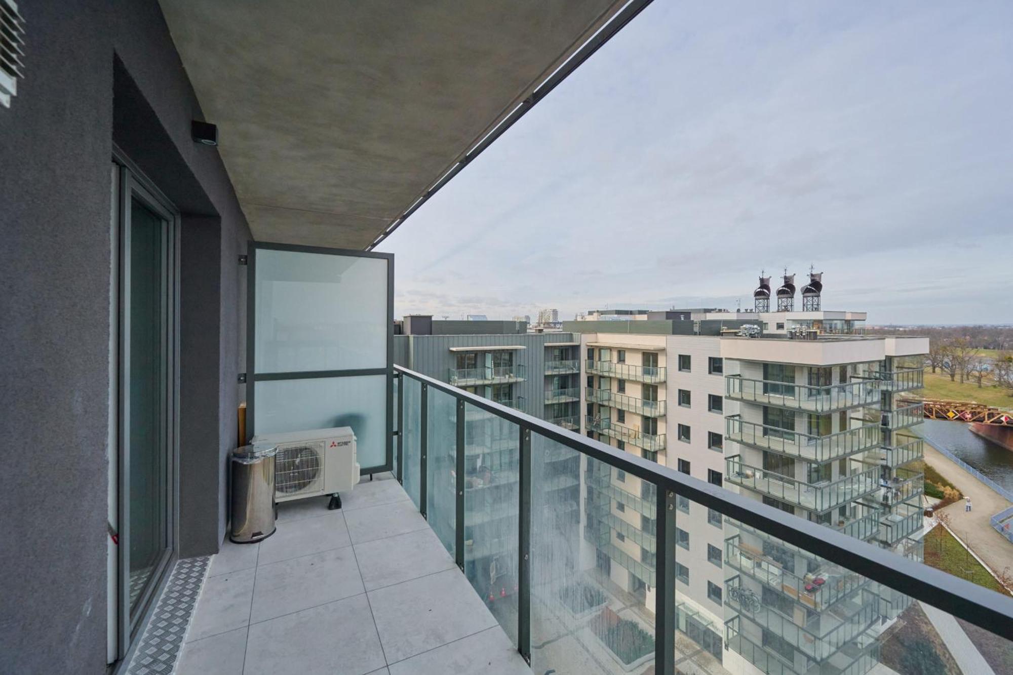 River View With Balcony & Free Garage By Renters Apartment