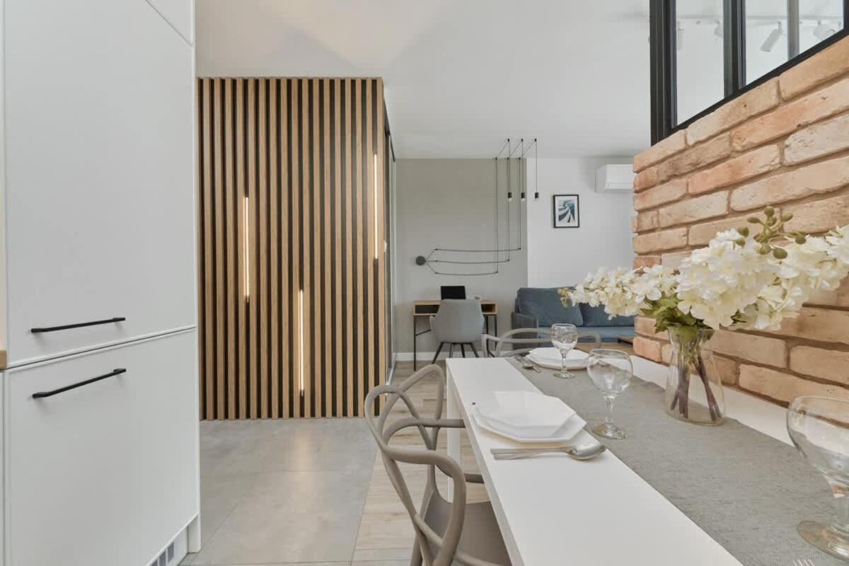 River View With Balcony & Free Garage By Renters