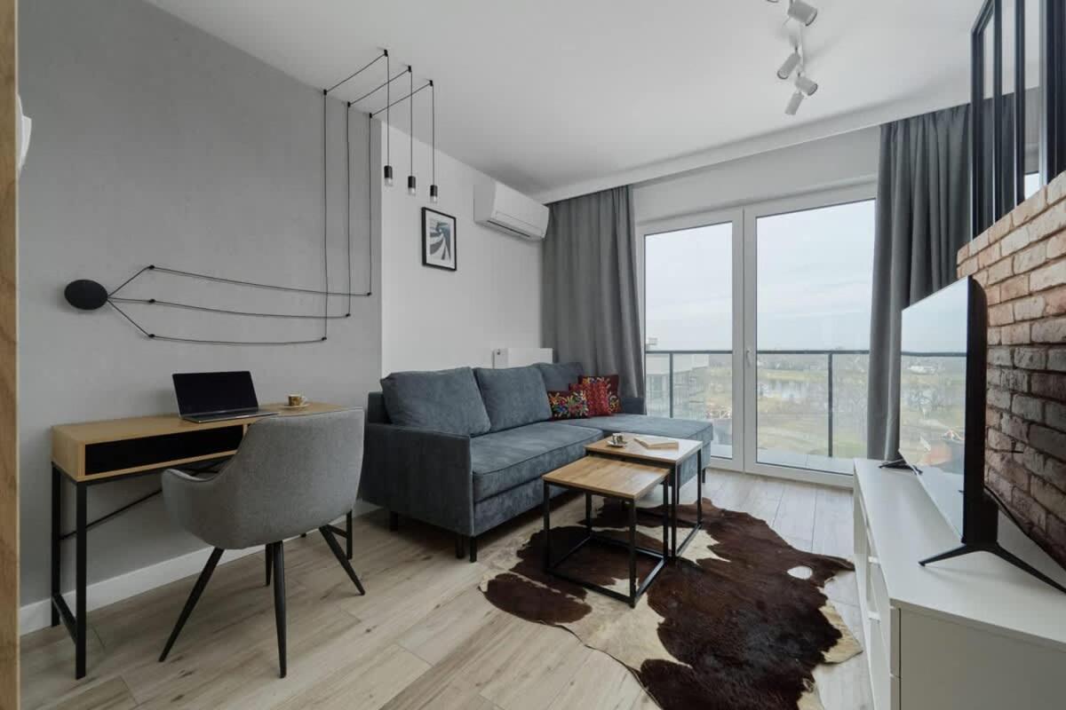 River View With Balcony & Free Garage By Renters Apartment