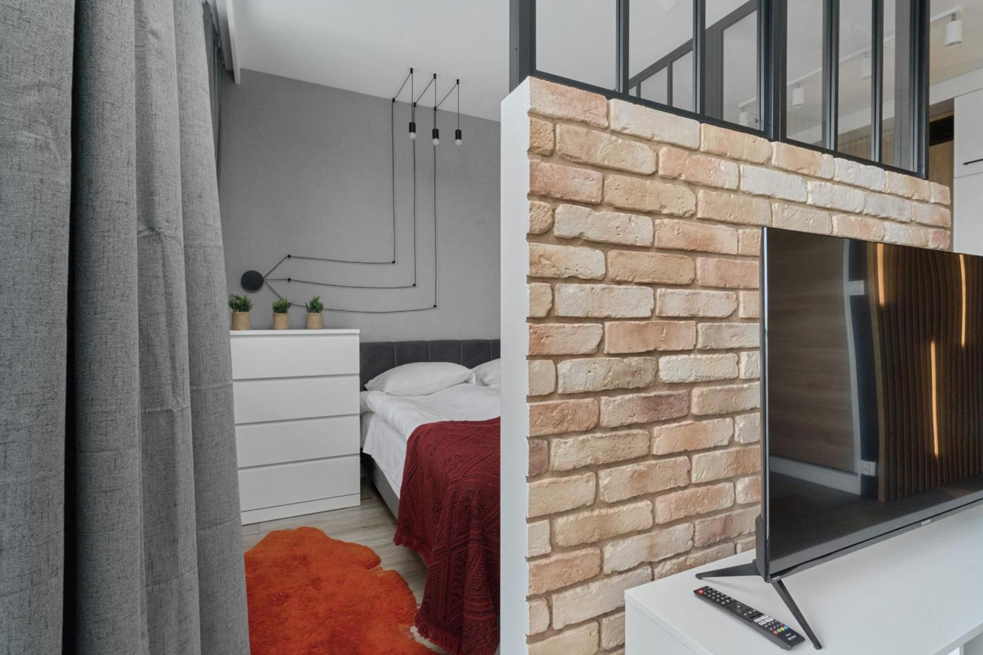 River View With Balcony & Free Garage By Renters Apartament